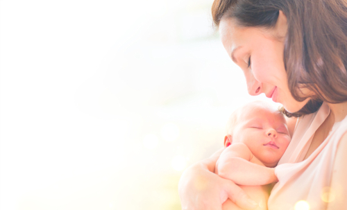 Mutter hält ihr kleines Baby im Arm.