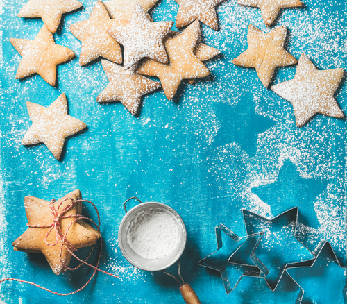 Sternförmige Plätzchen zu Weihnachten und Puderzucker