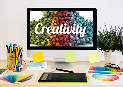 PC-Bildschirm auf dem Creativity steht. Schreibtisch mit Grafikdesign Ausstattung