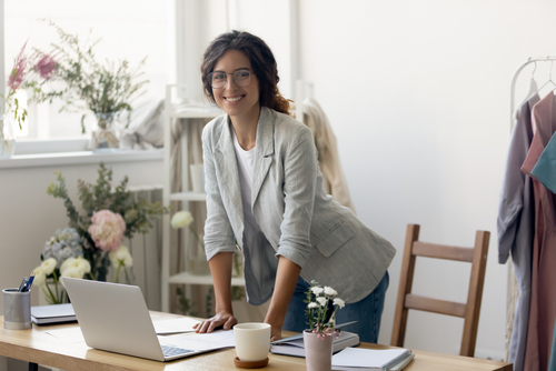 Frau, arbeitet online, Arbeitsplatz mit Laptop. SEO - vor Ort gefunden werden.