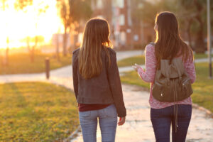 2 Frauen gehen spazieren und unterhalten sich - Walk and Talk